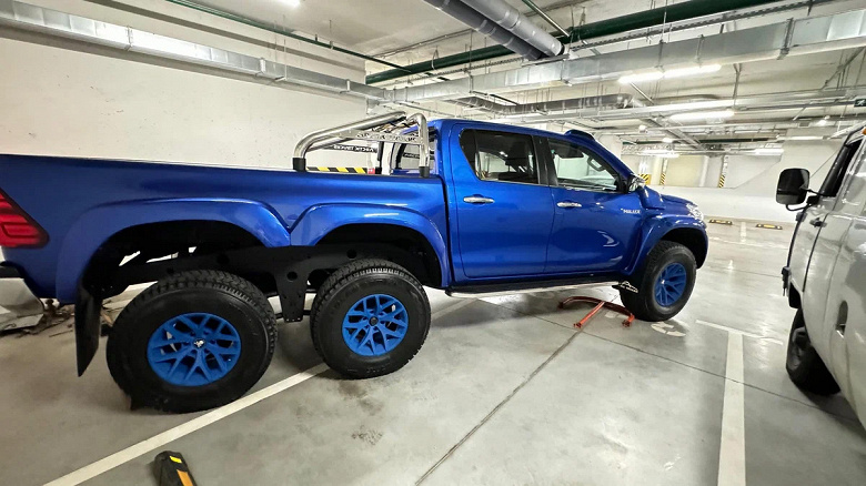 «Таких машин в мире 2 штуки». В России продают уникальную шестиколесную Toyota Hilux от Arctic Trucks «Таких машин в мире 2 штуки». В России продают уникальную шестиколесную Toyota Hilux от Arctic Trucks